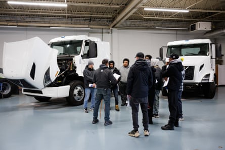 Nahaufnahme der Außenseite eines Sattelschleppers