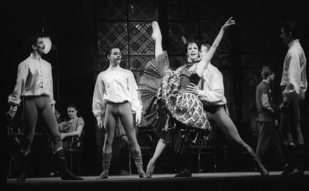 Gary Avis, Hubert Essakow, Deborah Bull, Christopher Saunders et William Trevitt dans Mayerling du Royal Ballet en 1994.