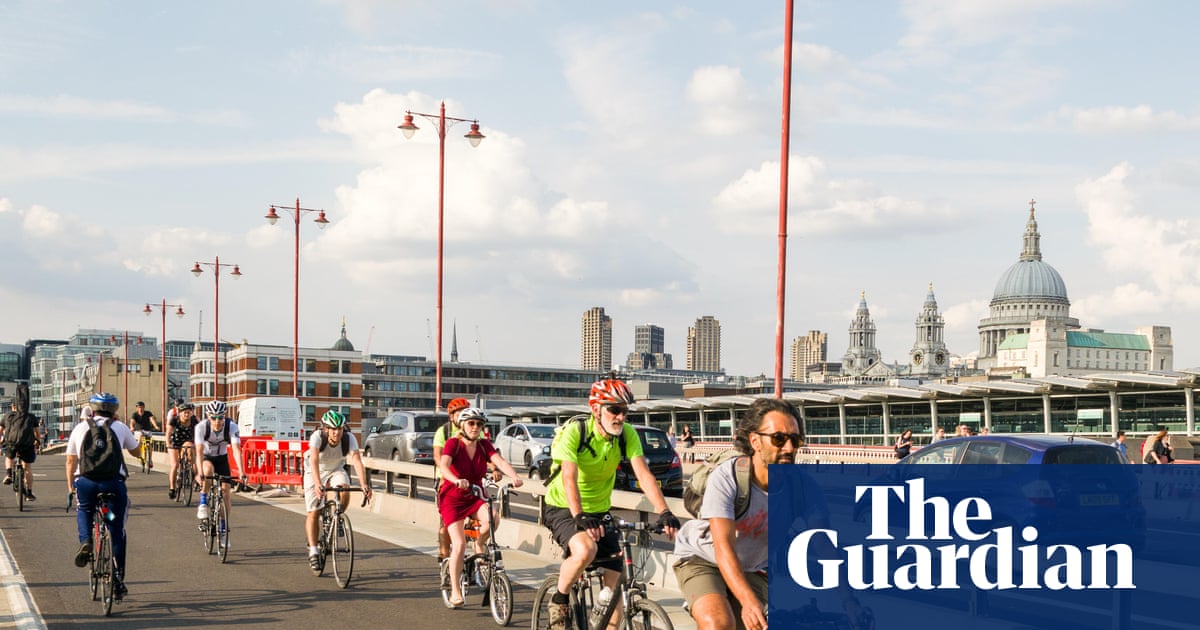 Heatwaves show UK must do more to promote cycling and walking, campaigners say
