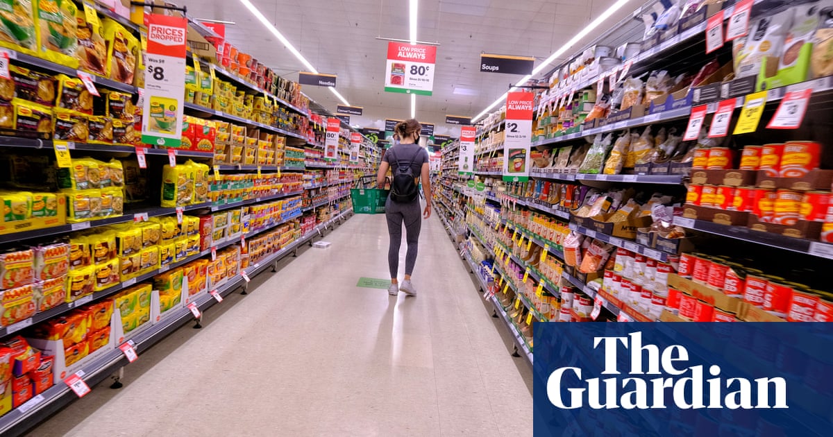 Shoppers sceptical of whether Coles or Woolworths specials offer actual savings, Choice survey shows