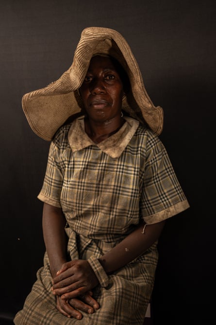 A vida na maior lixeira do Quénia: os trabalhadores invisíveis que separam o lixo do mundo