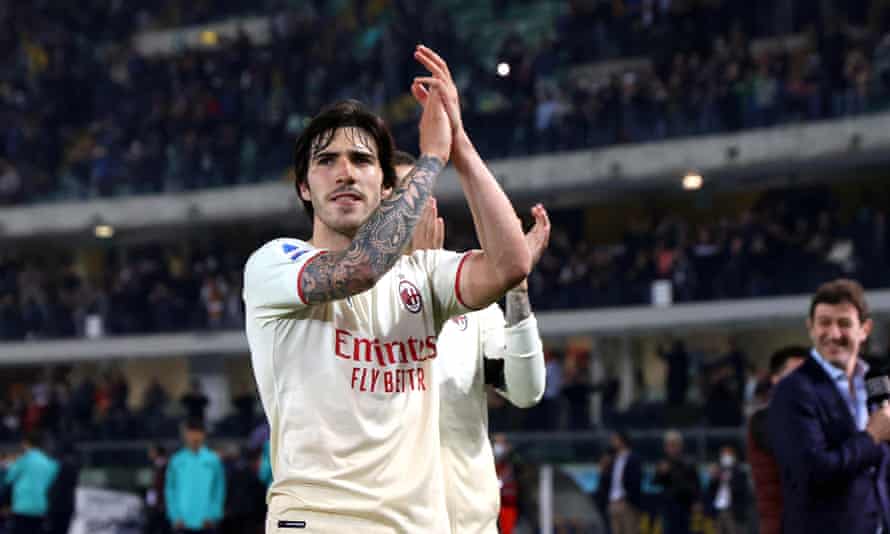 European roundup: Atlético beat Real Madrid to boost Champions League hopes | European club football 2 Sandro Tonali applauds the Milan fans