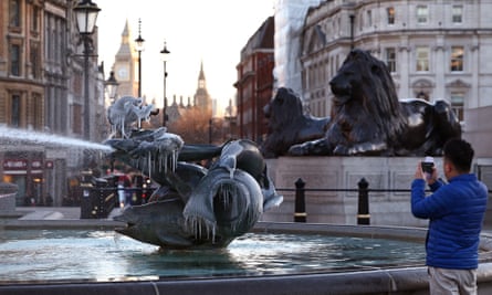 Des glaçons sont suspendus à une fontaine gelée à Trafalgar Square à Londres 