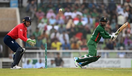 Litton Das du Bangladesh coupe le ballon sous le regard de Jos Buttler