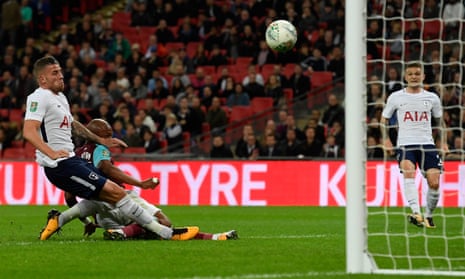 Andre Ayew of West Ham United scores his side’s second goal to make it 2-2.