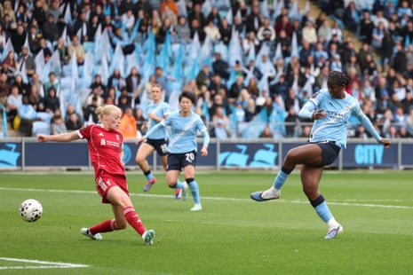 Khadija Shaw goes close for City!
