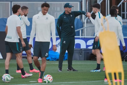 Socceroos head coach Tony Popovic talks with players in training during the World Cup