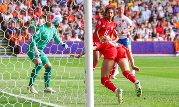 Ana-Maria Crnogorcevic cabecea en su propia red para darle a Holanda una ventaja de 1-0.