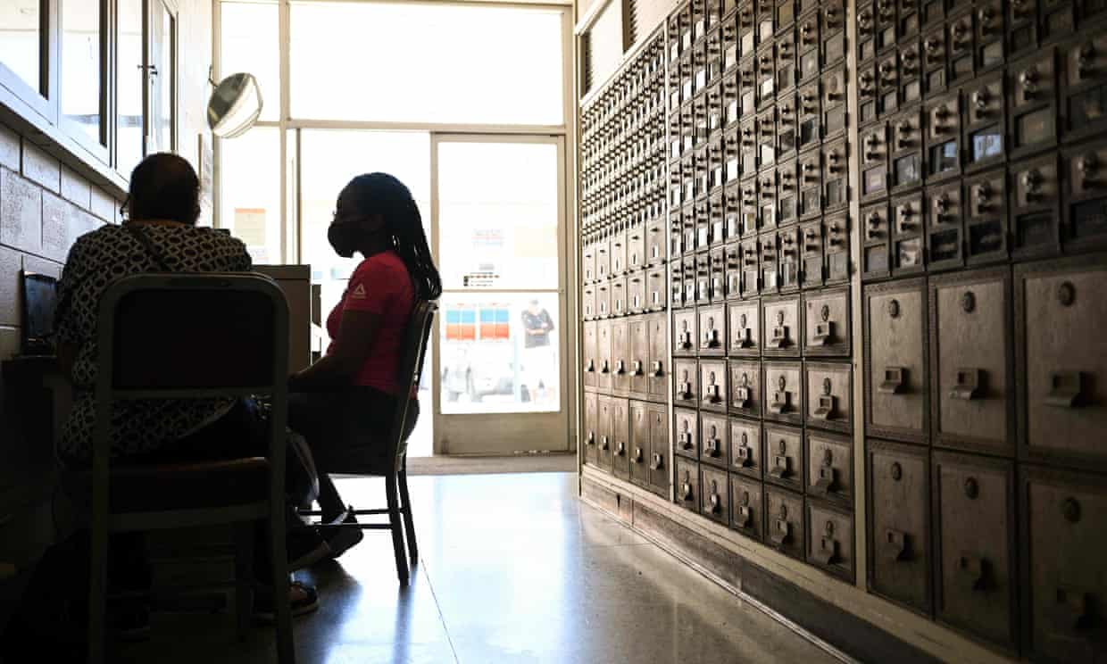 US added 315,000 jobs in August as strong market defies signs of worsening economy (theguardian.com)