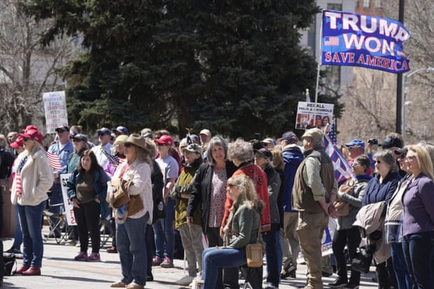 Un rassemblement appelant à des élections libres et équitables dans le Colorado le 5 avril au State Capitol au centre-ville de Denver.