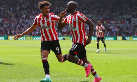 Mbeumo and Wissa guide Brentford to victory against distracted West Ham | Premier League 1 Yoane Wissa celebrates scoring Brentford’s second goal with Kevin Schade