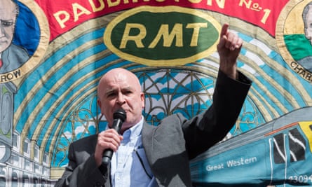 Mick Lynch du RMT prend la parole lors d'un rassemblement à la gare de King's Cross.