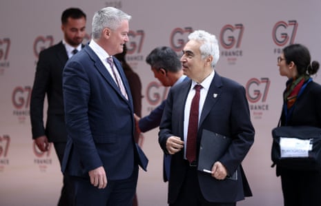 المدير التنفيذي لوكالة الطاقة الدولية فاتح بيرول (يمين) يتحدث مع الأمين العام لمنظمة التعاون الاقتصادي والتنمية (OECD) ماتياس كورمان في اجتماع وزراء المالية ومحافظي البنوك المركزية لمجموعة السبع في باريس