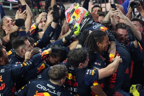 F1: Sergio Pérez memenangkan GP Arab Saudi dengan Verstappen kedua – seperti yang terjadi |  Formula Satu