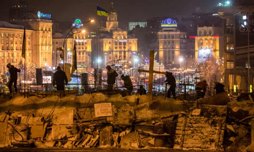 Anti-government protesters reinforcing a barricade during the Euromaidan protests in December 2013.