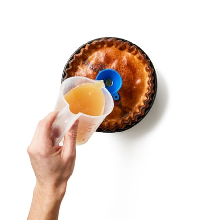 Verser dans la tarte, laisser refroidir et servir Retirer et jeter le thym de la gelée liquide. Piquez un entonnoir dans le trou du dessus de la tarte, puis versez un peu du mélange de gelée et laissez jusqu'à ce que tout soit absorbé par la viande. Répétez jusqu'à ce que tout le mélange de gelée soit épuisé ou que la tarte soit pleine. Laisser refroidir dans un endroit froid et prendre complètement, puis trancher et servir. Mangez dans les cinq jours.
