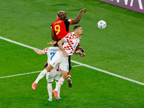Ромелу Лукаку забивает головой в штрафной площади сборной Хорватии.