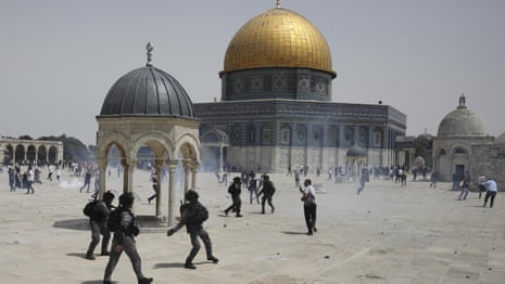 Palestinians and Israeli police clash at Jerusalem's al-Aqsa mosque hours after Gaza truce – video