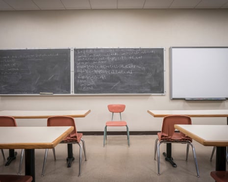 Öğretmenler eyalet parlamentosunun önünde protesto