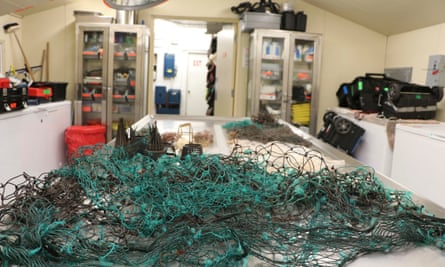 Cette photo publiée par le ministère des Terres et des Ressources naturelles d'Hawaï montre des débris trouvés dans un cachalot mort à Lydgate Beach dans le comté de Kauai, à Hawaï, le mercredi 1er février 2023. La baleine qui s'est échouée à Hawaï au cours du week-end est probablement morte en en partie parce qu'il a mangé de grandes quantités de casiers de pêche, de filets de pêche, de sacs en plastique et d'autres débris marins