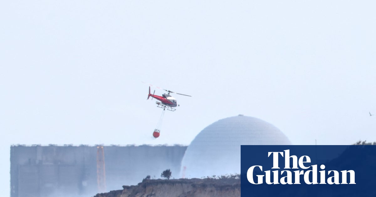 Trực thăng chữa cháy dập lửa gần nhà máy hạt nhân Sizewell ở Suffolk (Ảnh: Toby Shepheard/Reuters)
