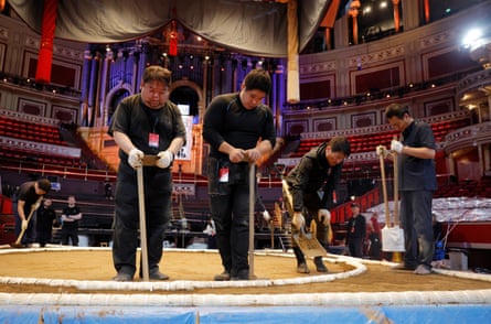 Two Japanese workers prepare the dohyõ