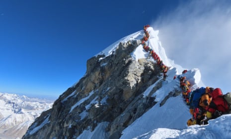 A queue of mountaineers at the summit of Everest