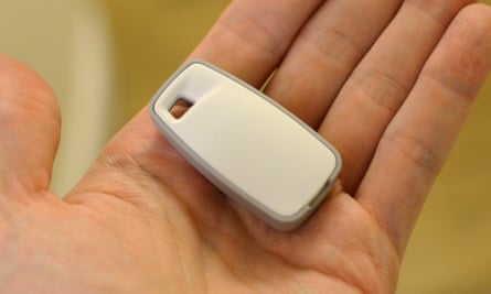 O sensor de presença que se conecta a um chaveiro, mas pode ser replicado usando um smartphone