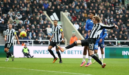 A stretching Nick Woltemade scores Newcastle United’s second goal against Chelsea