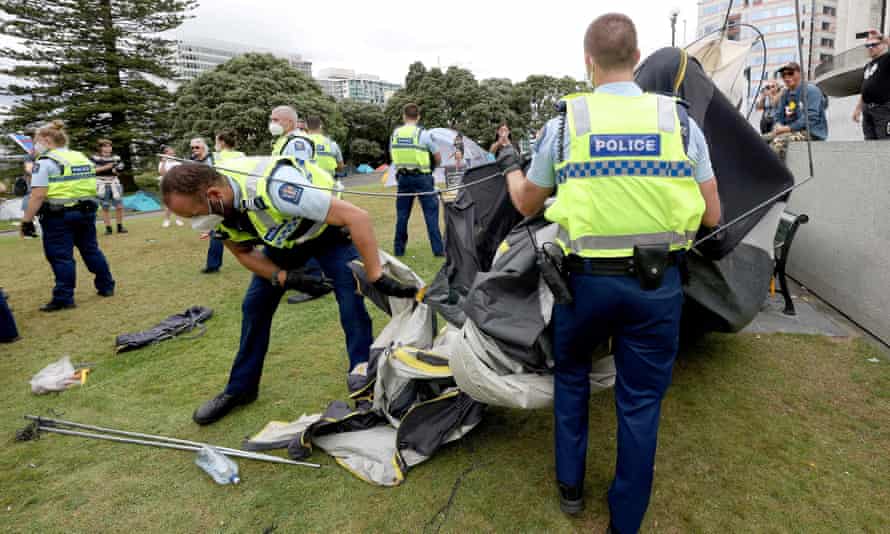 La police emballe une tente sur le terrain du parlement à Wellington.