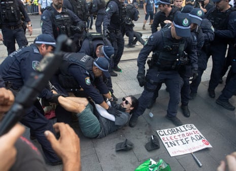 Australian politics live: Minns defends police actions at protest in ‘impossible situation’; PM ‘devastated’ by scenes in Sydney and Melbourne