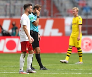 Referee, Sascha Stegemann check with VAR and does not allow the goal.