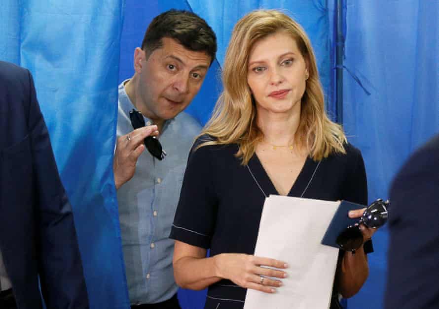 Volodymyr Zelenskiy y su esposa, Olena, en un colegio electoral durante las elecciones parlamentarias en Kiev, Ucrania, en julio de 2019.