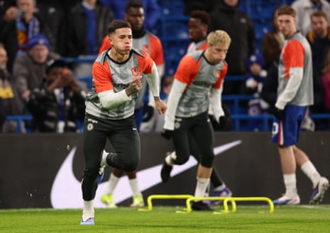 Enzo Fernández warms up.