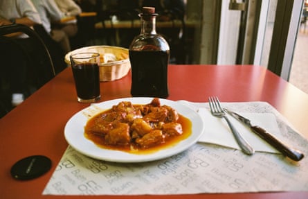 A dish of cap i pota (stew of veal head and feet)