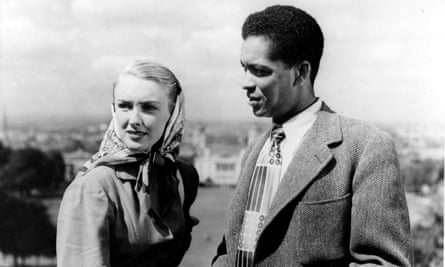 Cameron with Susan Shaw in Pool of London (1951).