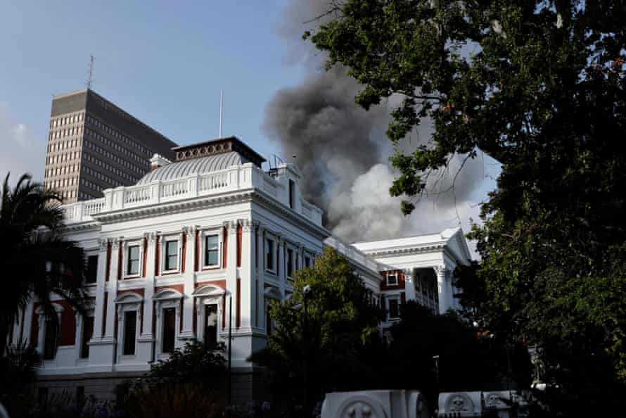 دخان يتصاعد من سطح مبنى برلمان جنوب إفريقيا.
