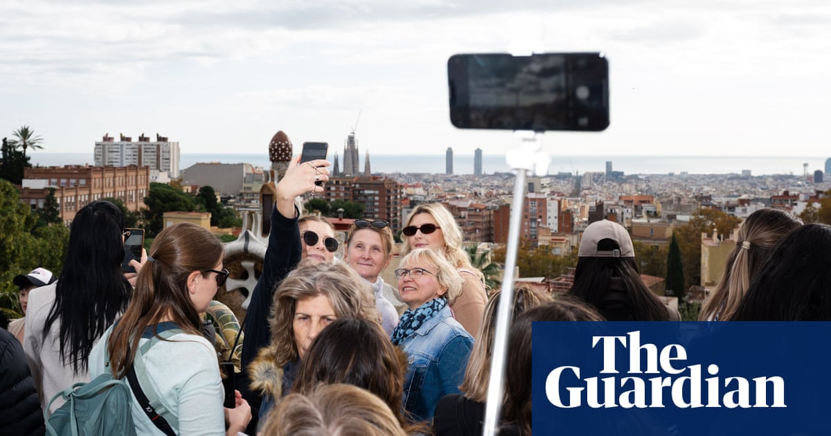 Selfies, tickets and perfect angles: tourism and smartphones in Barcelona in pictures