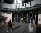 BBC punta a tagliare 600.000 sterline: licenziamenti e cancellazioni di programmi in risposta alla diminuzione delle tasse di licenza