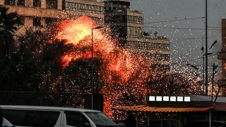 Israel menghadapi perlawanan keras Hezbollah saat mencoba untuk mendorong lebih dalam ke Lebanon