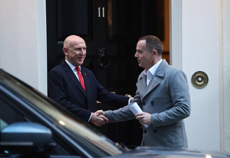 Ο John Healey αποχαιρετά τον Martin Lewis μετά από μια συνάντηση στο Νο 11 σήμερα το πρωί.