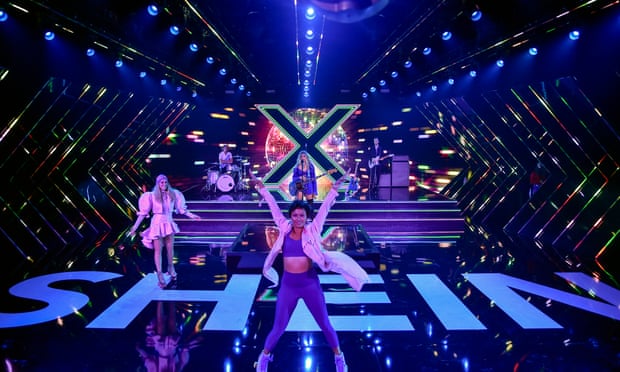 يقدم Blue DeTiger عرضًا خلال Sheen X Rock The Runway في وادي سيمي ، كاليفورنيا.