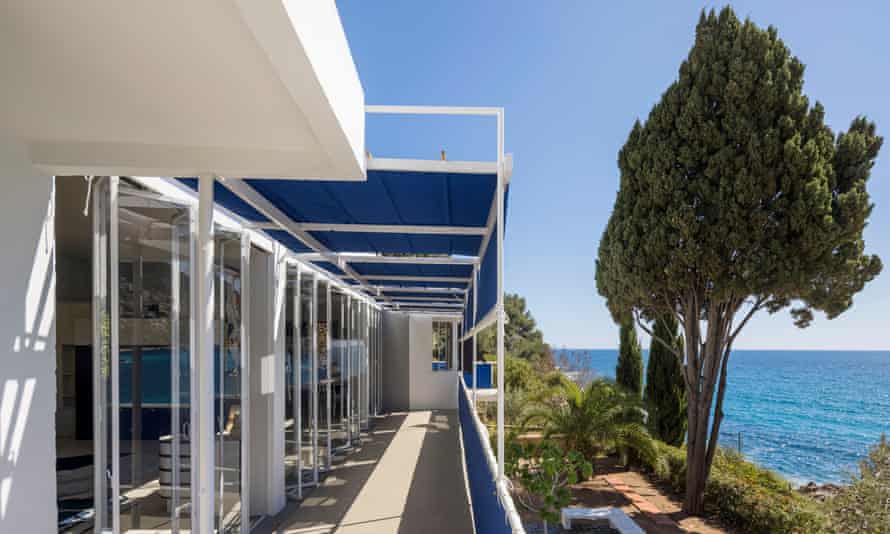 Newly restored blue awning on the balcony of E-1027 Eileen Gray’s villa 2021 E1027 EG 05686©ManuelBougot