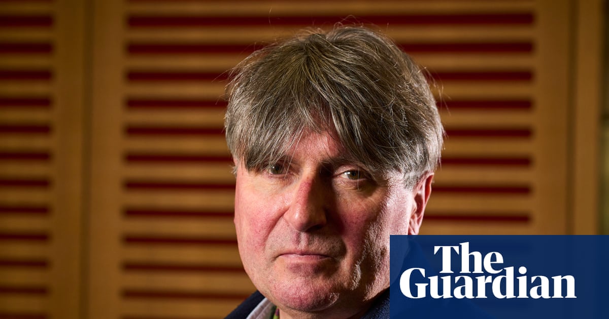 Κριτική ηχητικού βιβλίου New Cemetery του Simon Armitage – οι διαλογισμοί του βραβευμένου ποιητή πετούν