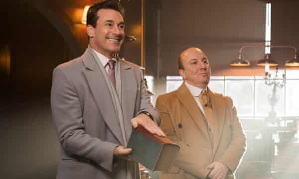 Jon Hamm, balra, mint Gábriel arkangyal a Good Omensben.