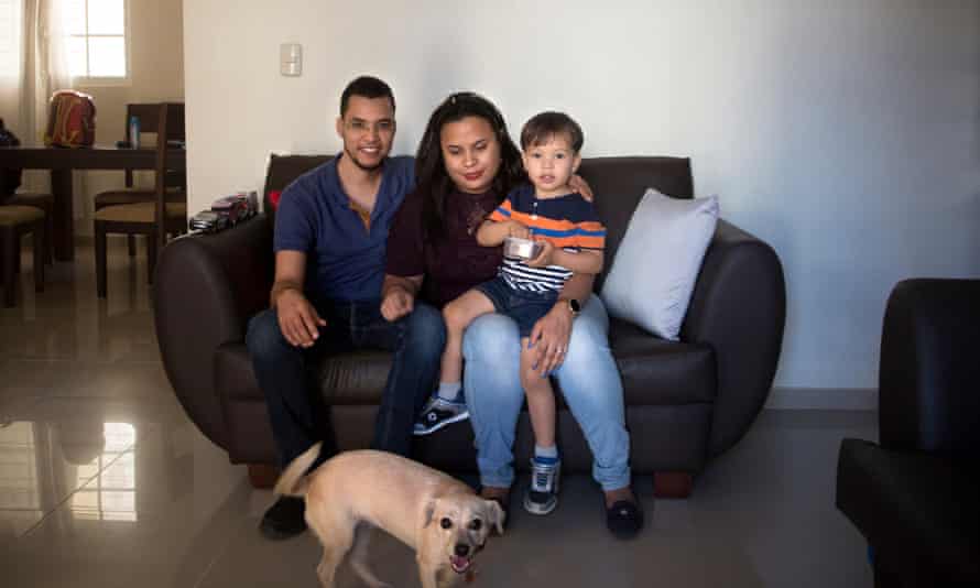 Noah, de 3 años, con sus padres, Jorge Ferreira, de 33, y Jennipher Mariel Gómez, de 29, en su casa de Santiago, República Dominicana.