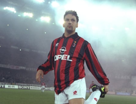 Roberto Baggio de l'AC Milan s'échauffe avant un match contre son ancien club la Juventus en février 1996