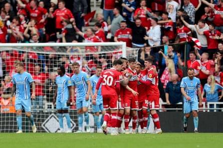 Cameron Archer dari Middlesbrough merayakan dengan rekan satu timnya setelah mencetak gol selama pertandingan Sky Bet Championship antara Middlesbrough dan Coventry City di Stadion Riverside
