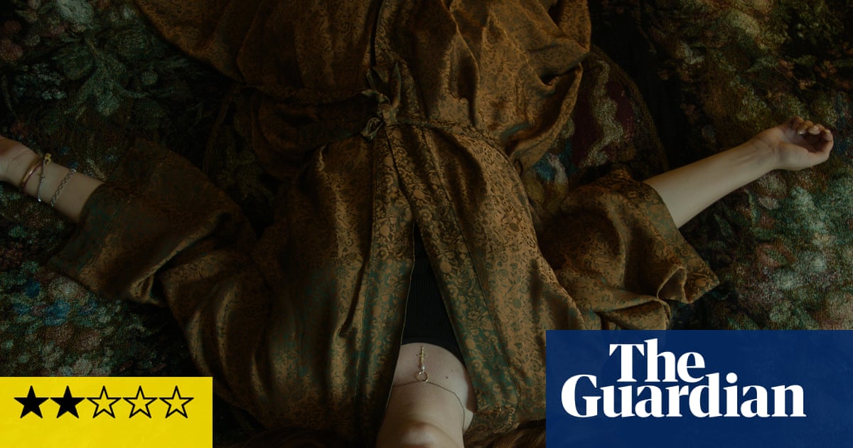 सेंट क्लेअर पुनरावलोकन – बेला थॉर्न फेमिनिस्ट रीव्हेंज हॉररमध्ये शिकारी रेंगाळते चित्रपट सेंट क्लेअर पुनरावलोकन – बेला थॉर्न फेमिनिस्ट रीव्हेंज हॉररमध्ये शिकारी रेंगाळते चित्रपट