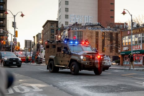 An armored vehicle carrying Venezuelan President Nicolás Maduro and his wife, Cilia Flores, arrives at the New York court.